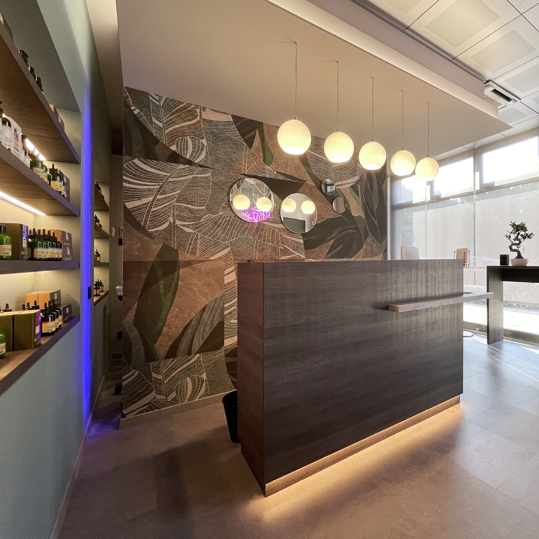 Immagine del bancone della reception in legno con dettagli illuminati dal neon